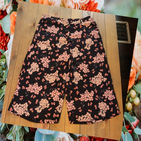 LOFT Outlet Petite wide leg floral capris Size 8P - Picture 3 of 4